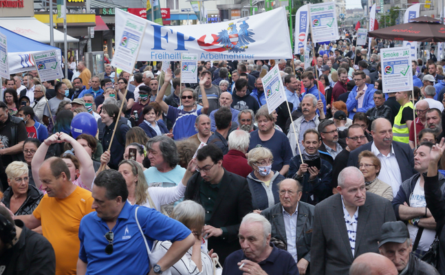 „Wir sind das politische Gegengewicht!“ - Am Viktor-Adler-Markt, dem ehemaligen Herzen des „roten Wien“, kamen am Dienstag 2.000 Gäste zur Kundgebung der FPÖ gegen den „Corona-Wahnsinn“ der schwarz-grünen Bundesregierung. 