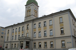 Im Kaiser-Franz-Josef-Spital in Wien-Favoriten soll noch heuer die Geriatrie geschlossen werden, 100 Pflegefälle und 120 Mitarbeiter wissen nicht, wie es weiter geht. Die FPÖ kündigt Gegenmaßnahmen im Gemeinderat an.